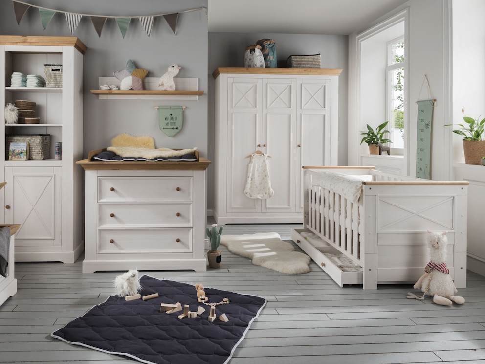Babybed Amira met andere meubelen uit de betoverende serie - bedlade verkrijgbaar als accessoire