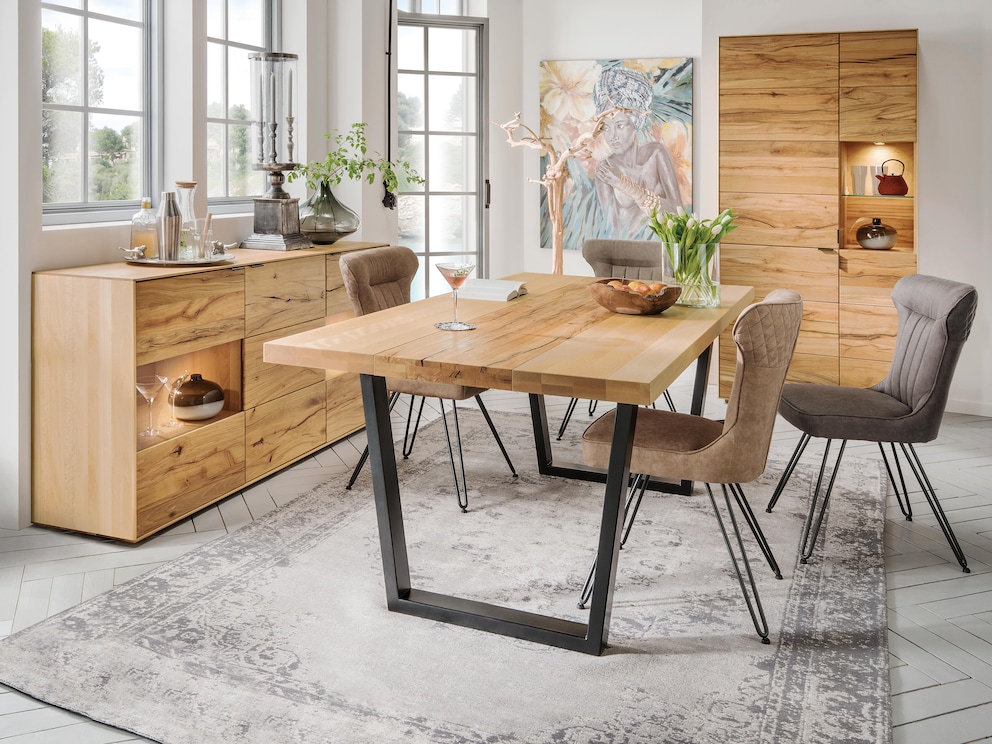 Cette vitrine attractive offre beaucoup d'espace de rangement, ici en cœur de hêtre sauvage extravagant