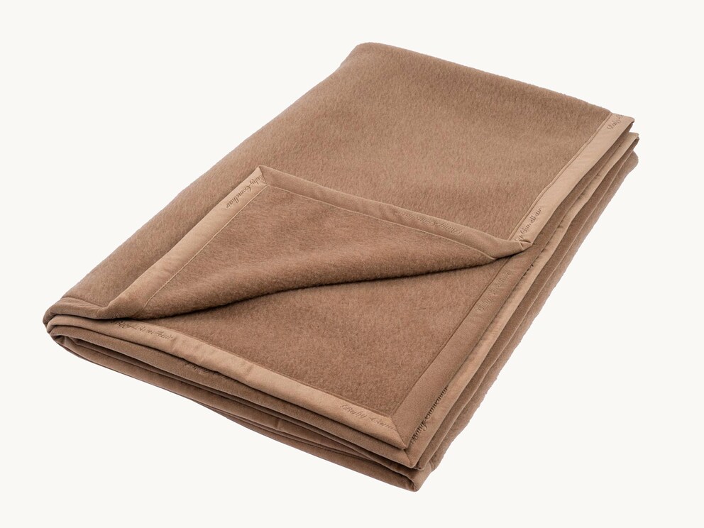 Babykameelhaar deken van natuurlijk haar in de warme kleurnuance camel met edele fluwelen bies