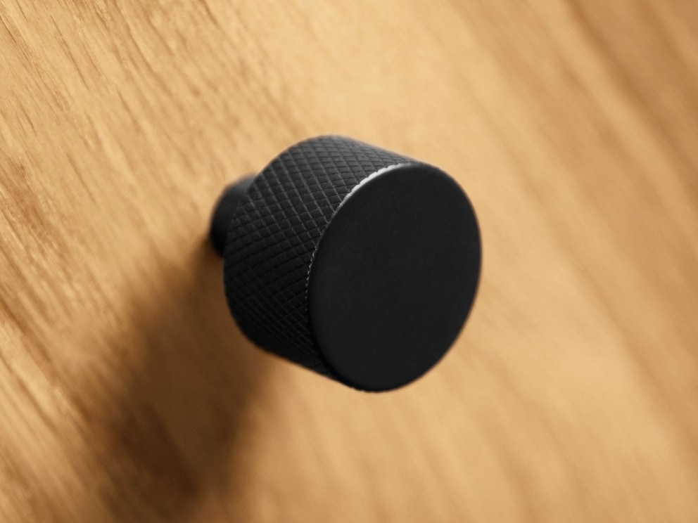 Elegante Knopfgriffe aus schwarzem Metall