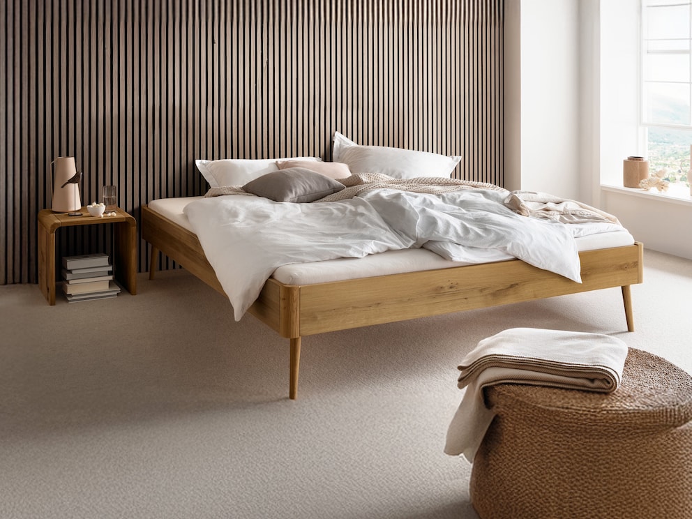 Massief houten bed Vienna, hier als ligbed zonder hoofdeinde in wild eikenhout