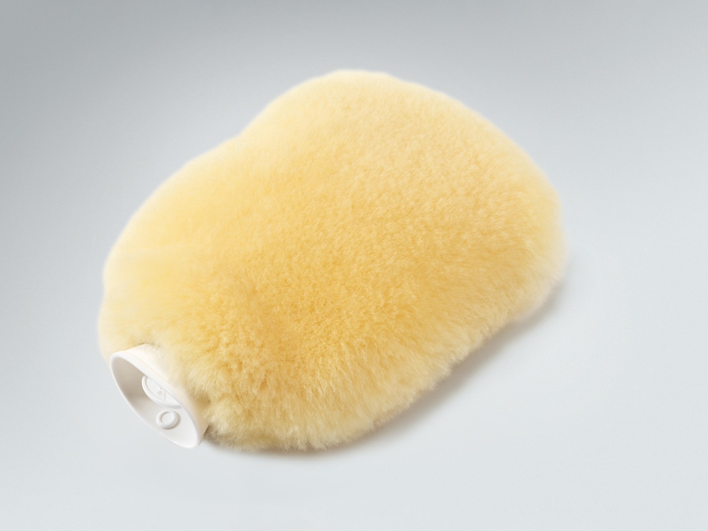 Knuffelzachte kruik met hemels zachte hoes van ongeverfde lamsvacht