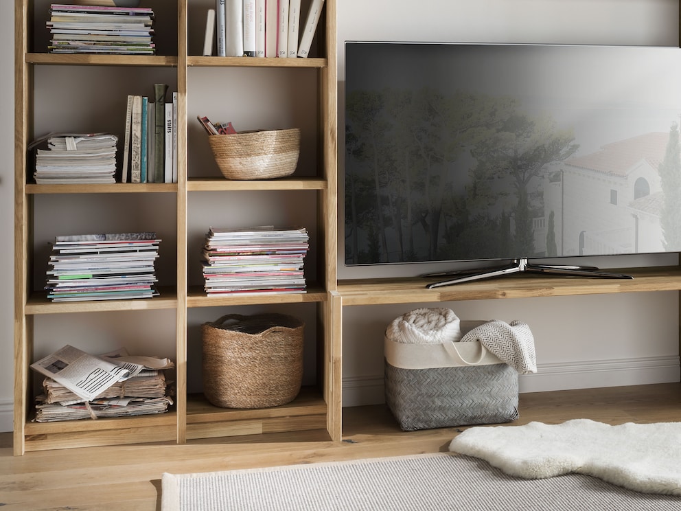 Bei den Regal-Elementen bilden Sockelleisten einen schönen Abschluss, das TV-Element wurde bewusst offen gelassen