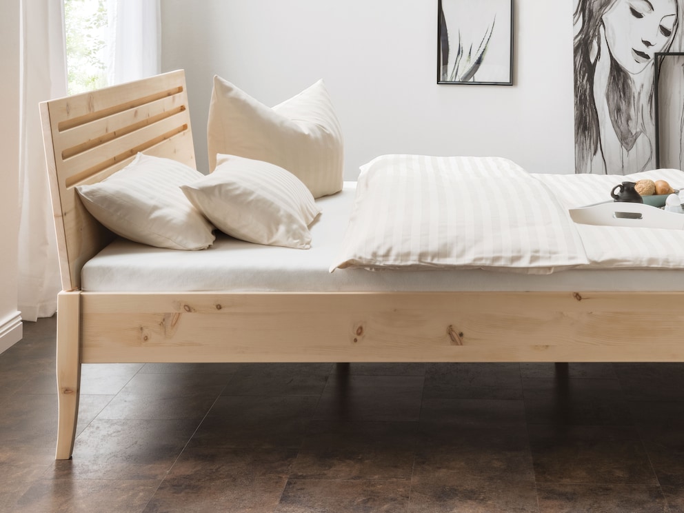 Alle hoofdborden kunnen zowel recht als schuin gemonteerd worden - hier hoofdbord met lijnfrezing schuin gemonteerd