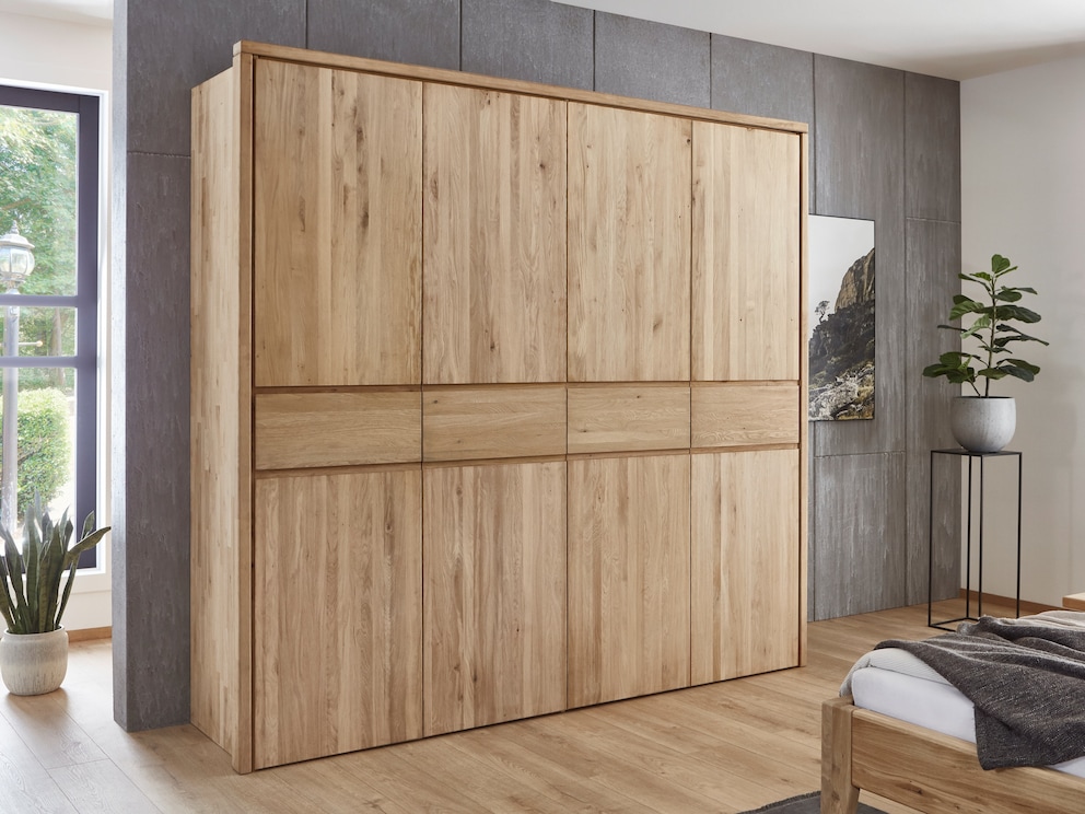 Die helle Bianco-Oberfläche passt besonders gut in helle Schlafzimmer, hier der 4-Türer