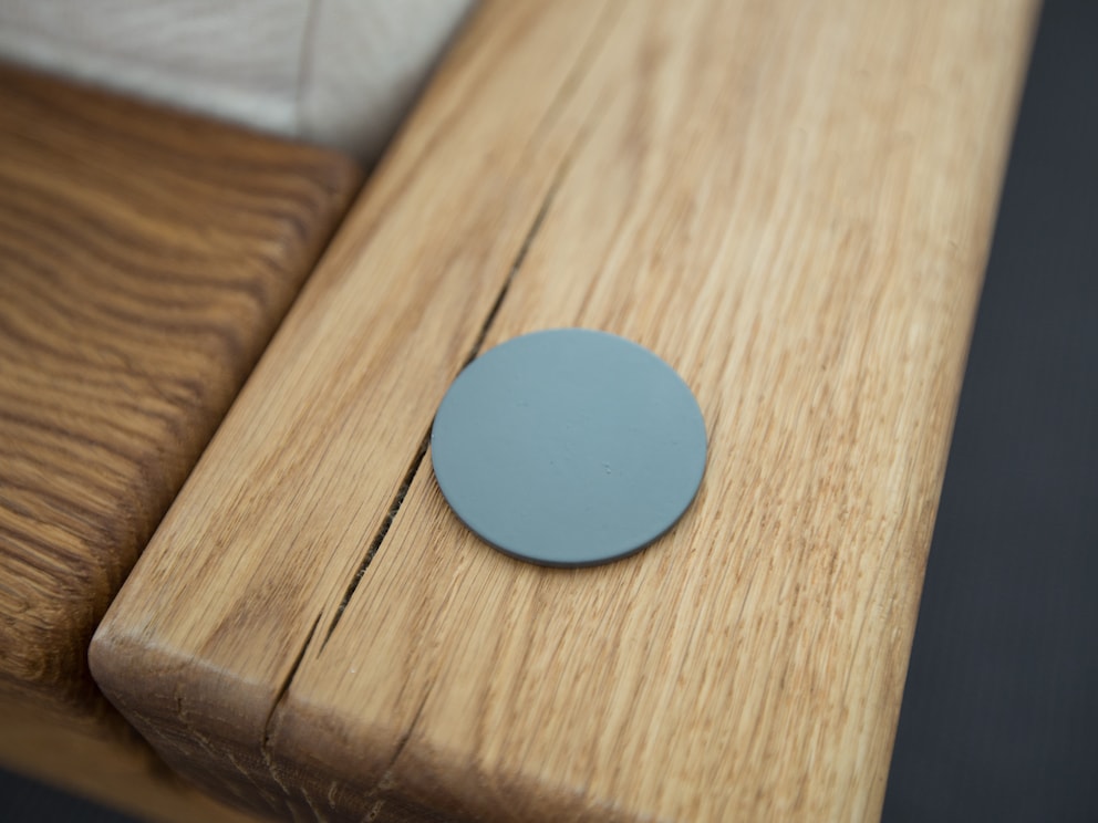 Les caches gris se distinguent de la couleur du bois et s'accordent parfaitement avec le patin en métal