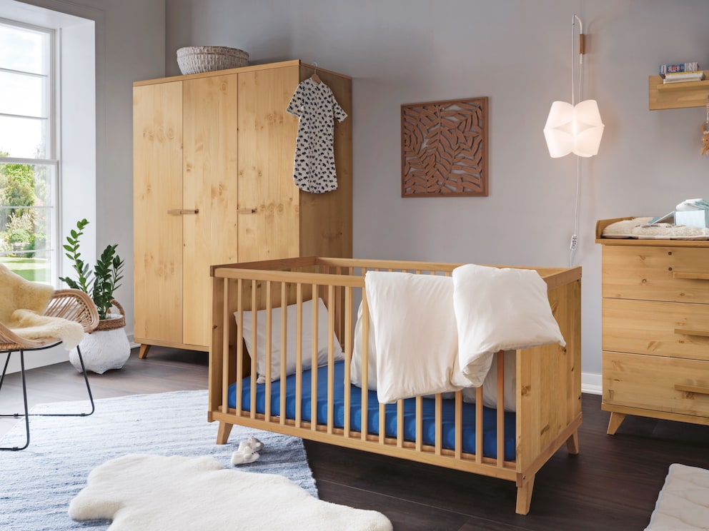 De moderne, rechtlijnige kleerkast past perfect in de gelijknamige babykamer - hier in geloogd/geolied
