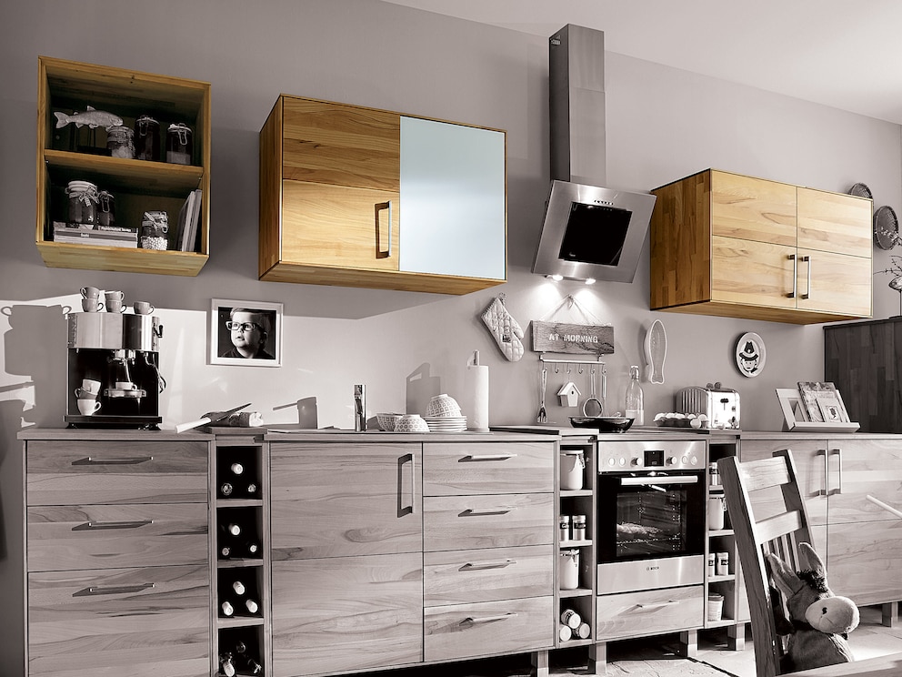 Exemple de combinaison pour cuisine modulaire en bois massif « Culinara » avec armoires suspendues en 3 variantes