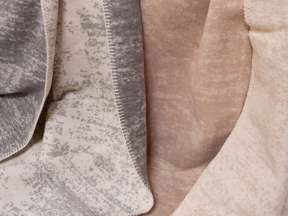 Bordure à piqûre décorative raffinée dans un coloris naturel clair