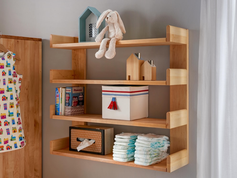 Étagère murale pratique en aulne massif avec beaucoup de place pour les accessoires à langer, les jouets et plus encore