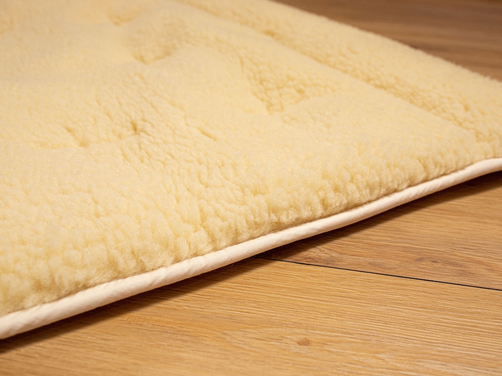 Rondom omzoomd met een natuurkleurige katoenen band