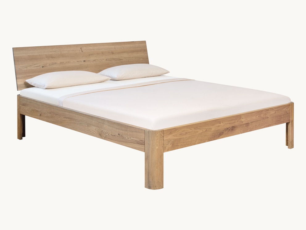 Massief houten bed Svariata in beuken kernhout met afgeronde bedpoten en doorlopend hoofdbord
