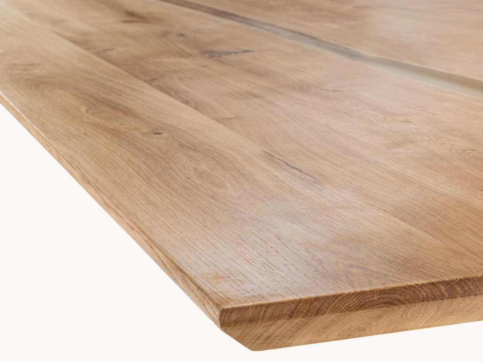 De Zwitserse rand ziet er bijzonder elegant uit en geeft de tafel een lichte uitstraling
