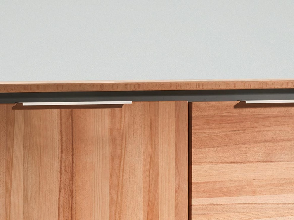 Avec contrastes en anthracite et élégantes poignées angulaires en aluminium