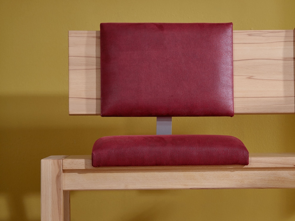 Le coussin de serrage est disponible en tant que coussin d'assise ou coussin de dossier - ici en cuir rouge