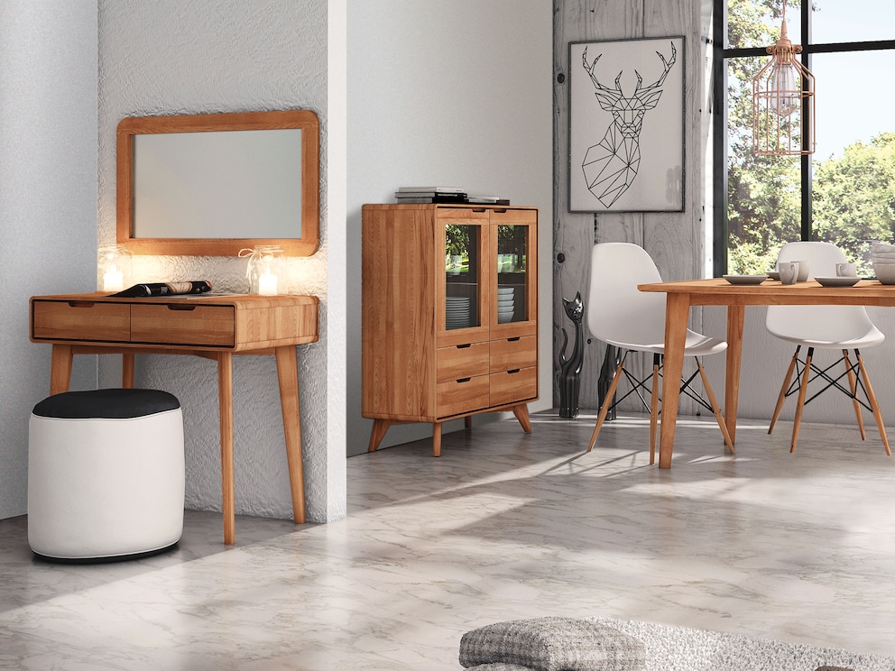 La vitrine en verre « Tario » en cœur de hêtre met parfaitement en valeur votre vaisselle