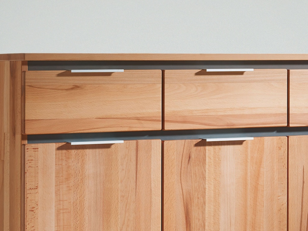 Mit Absetzungen in Anthrazit und eleganten, schlanken Aluminium-Winkelgriffen