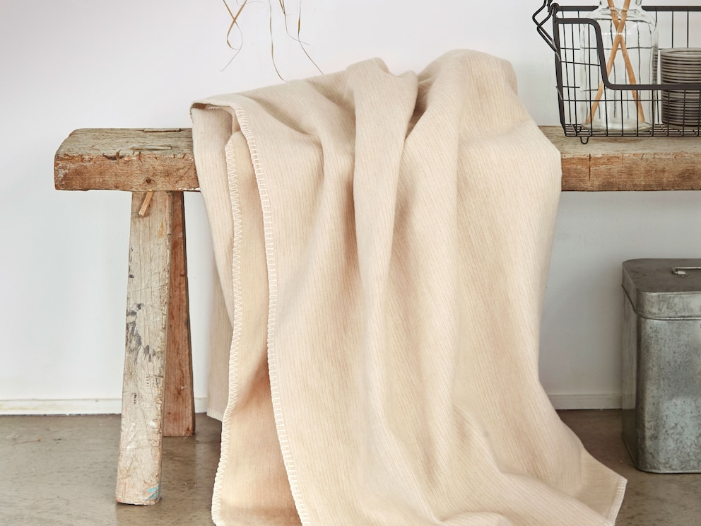 La couverture de jour en beige tendre avec une structure fine