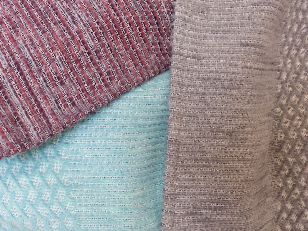 Structure finement tissée avec partie centrale alvéolée et une large bordure à lignes