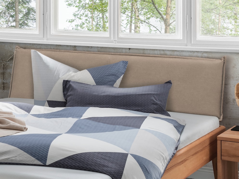 Avec la confortable tête de lit en tissu, votre lit devient une oasis de bien-être confortable, ici en nature