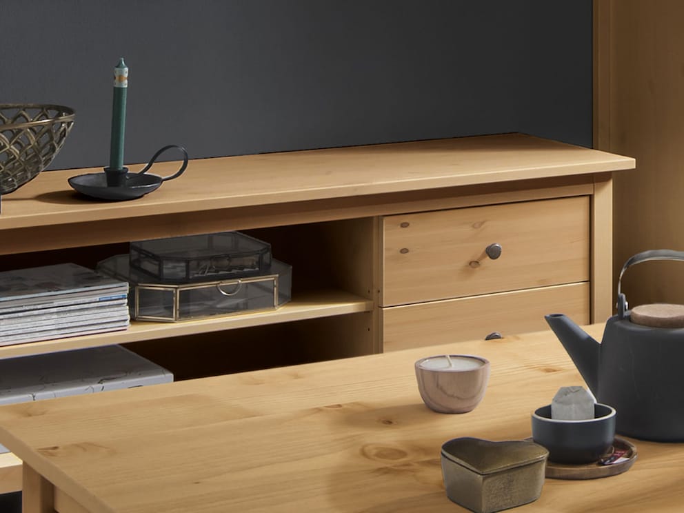De 2 laden hebben een hoogwaardige softclose functie en bronzen knopgrepen