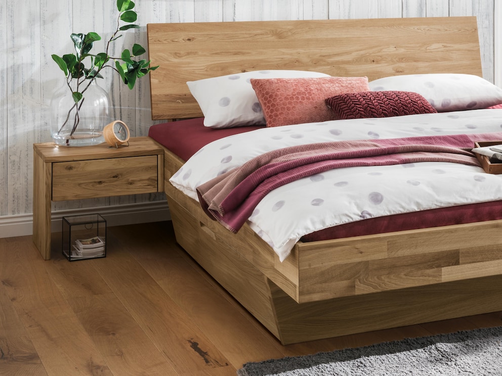 Mooi aanleunend nachtkastje met lade, hier in wild eiken