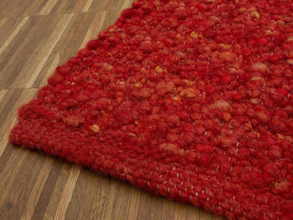Des lisières ton sur ton robustes confèrent à ce tapis une finition parfaite
