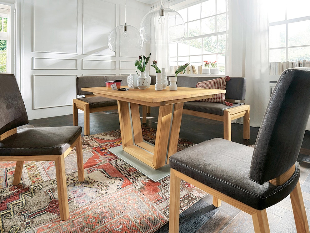 Comida kolomtafel met u-vormig onderstel in kernbeuken (afgebeelde stoelen en bank niet leverbaar)