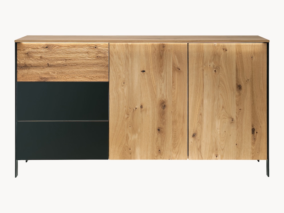 Moderner Industriestil: Sideboard Fira fasziniert mit seinen Kontrasten, hier aus edler Wildeiche
