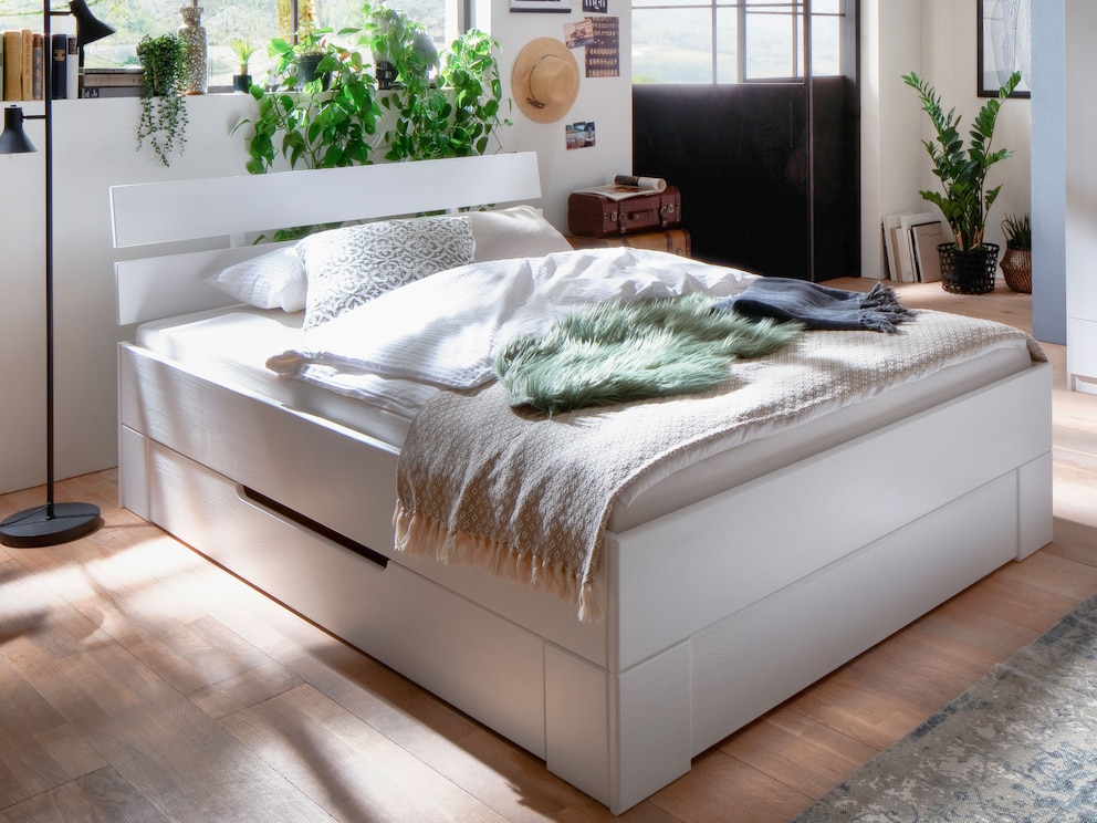 Le tiroir « Loano » complète parfaitement le lit en bois massif du même nom