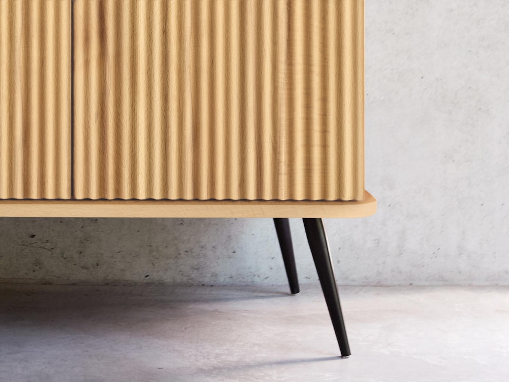 Les pieds en métal noir créent un contraste intéressant avec le bois massif