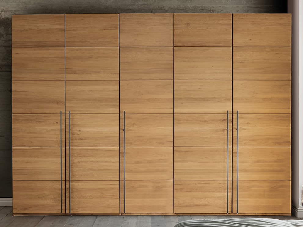 Des formes modernes et claires - l'armoire « Moderna » à 5 portes sans passe-partout