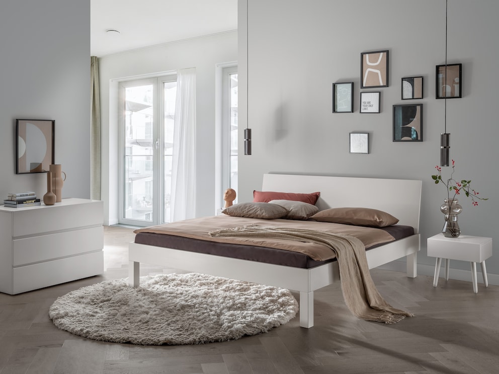 Het bed in beukenwit geeft de slaapkamer een moderne en lichte uitstraling
