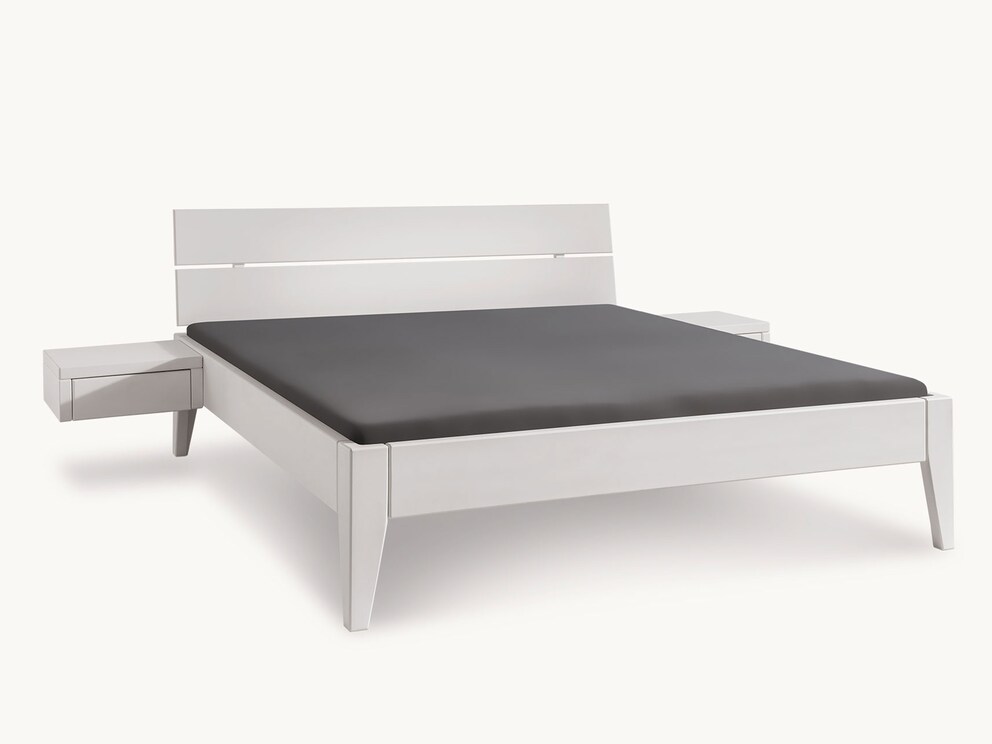 Le lit peut être commandé avec 1, 2 ou sans table de nuit, ici avec tête de lit en 2 parties et pieds carrés