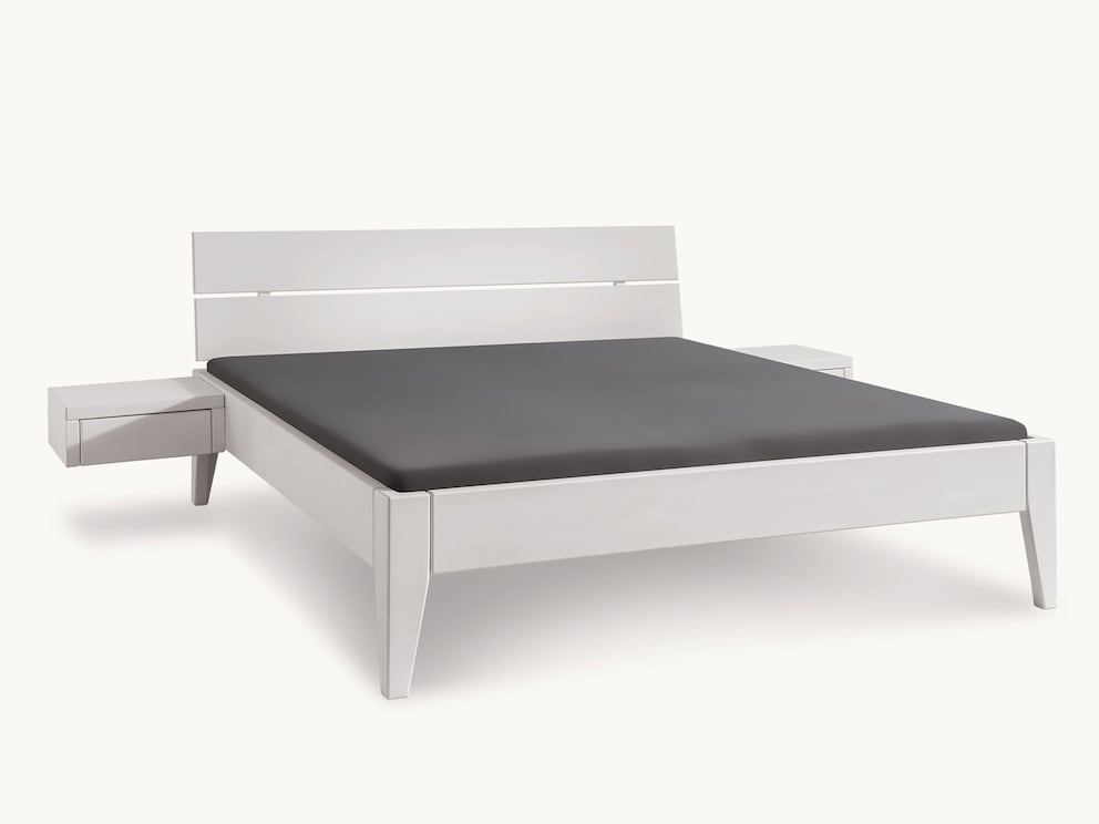 Le lit peut être commandé avec 1, 2 ou sans table de nuit, ici avec tête de lit en 2 parties et pieds carrés