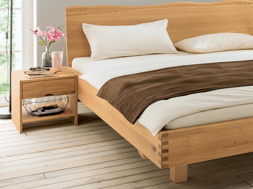 Table de nuit « Romana » en hêtre calme - ici variante 04