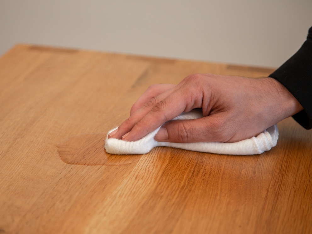 De meubelolie is gemakkelijk aan te brengen met een katoenen doek.