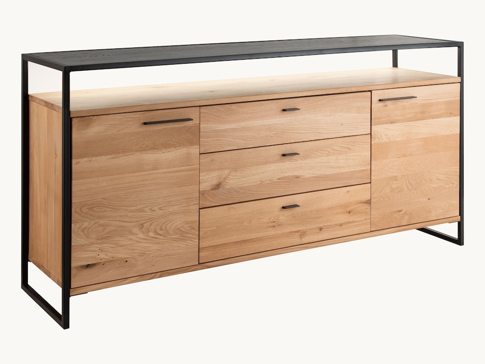 Le cadre métallique noir donne un aspect léger au corps en chêne sauvage massif