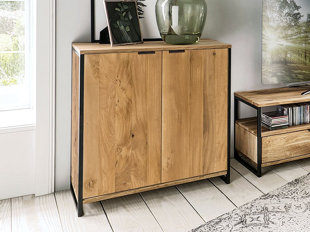 Chêne sauvage combiné de manière contrastée avec des éléments d'encadrement et des poignées en noir