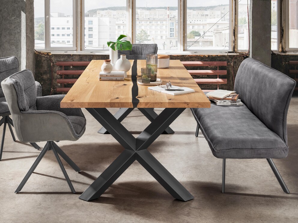 Hier is de verfijnde eettafel met onderstel X-vorm gedraaid en rechte tafelrand