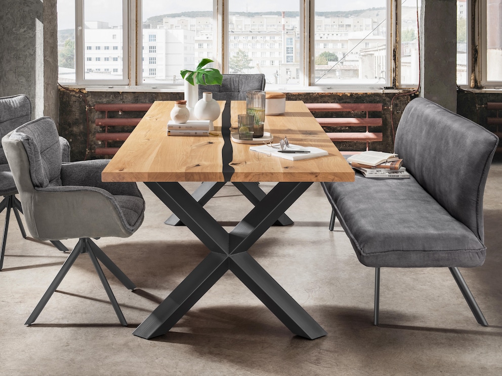 Ici, la table à manger raffinée avec piètement en « forme X tourné » et bord droit