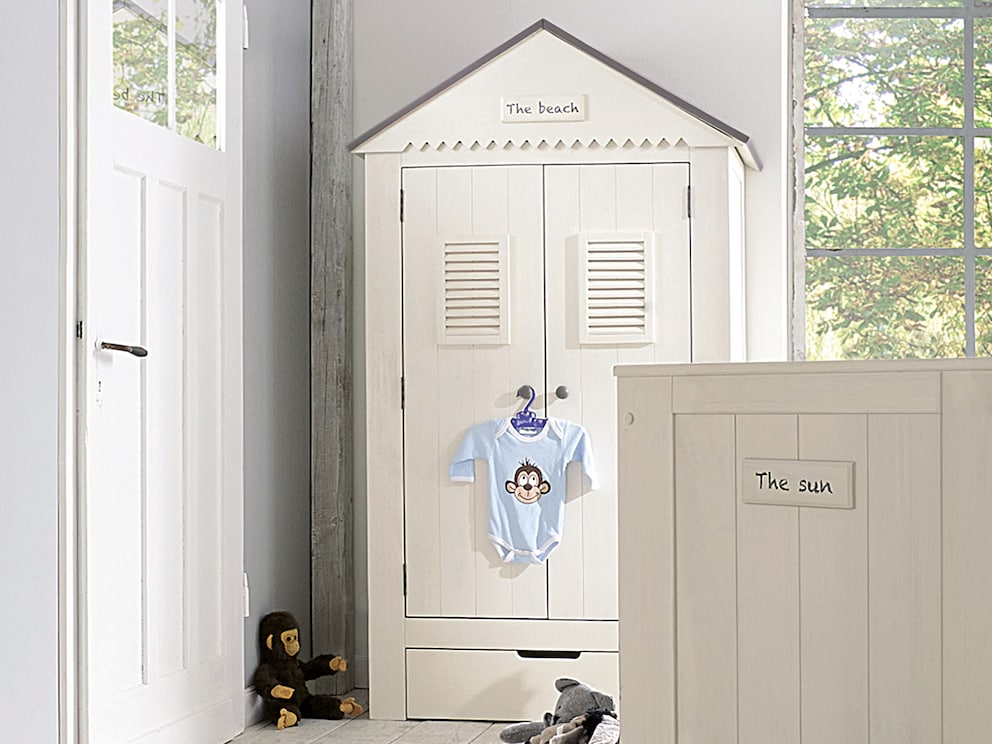 Kleiderschrank in Strandhütten-Optik
