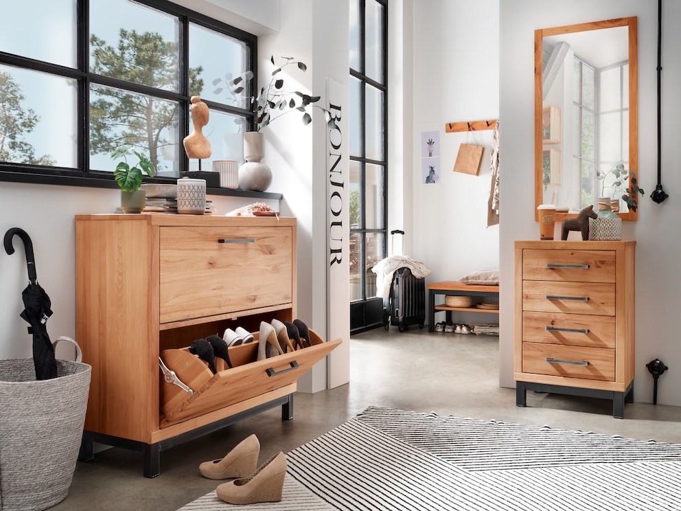 Ici, l'armoire à chaussures spacieuse en cœur de hêtre aux veinures élégantes et arrondies