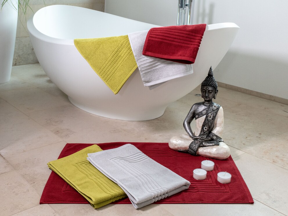 Tapis de bain douillets et souples dans les coloris argent, kiwi et rouge foncé