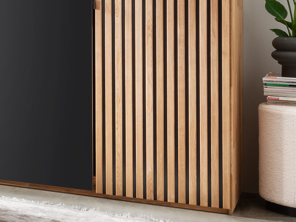 Moderne akoestische paneellook op donker gebeitste achtergrond