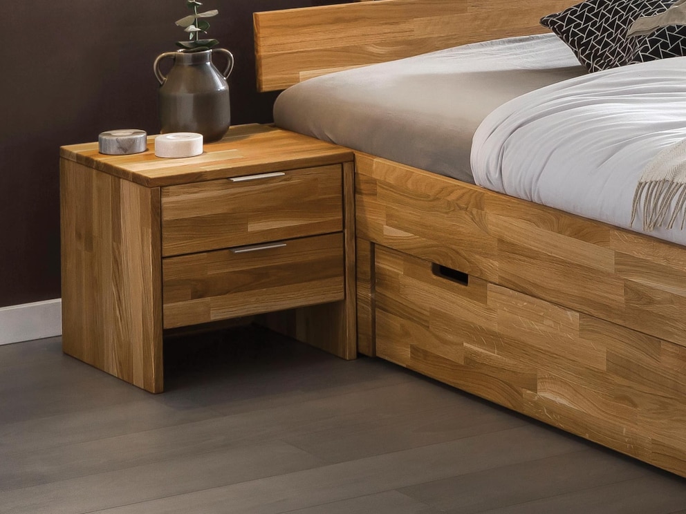 Het ruime nachtkastje in fascinerend generfd wild eikenhout oogt uiterst elegant