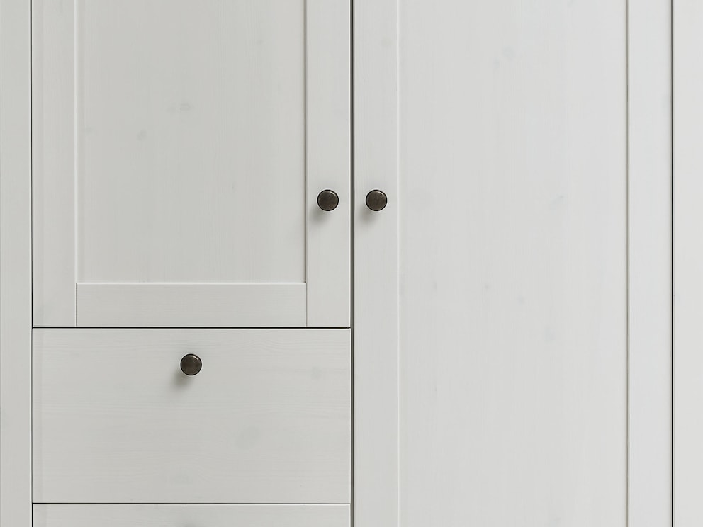 Laden en kastdeuren met hoogwaardige softclose functie en bronzen knopgrepen