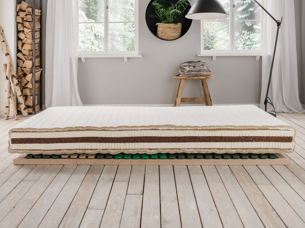 Matelas pour jeunes à élasticité ferme et surface souple à élasticité ponctuelle