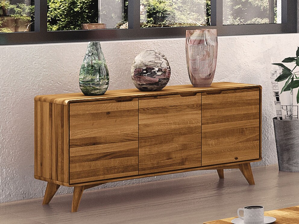Dressoir Tario, hier variant 01 in wild eiken, is ook praktisch in de slaapkamer