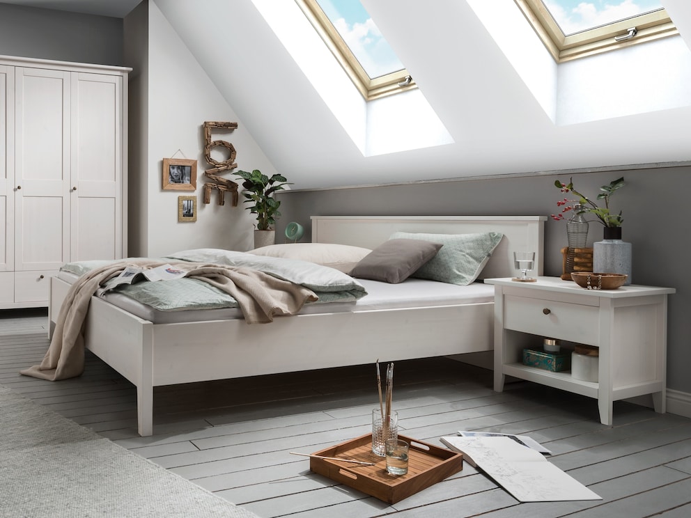 Ce lit à la surface blanche lasurée est très frais, léger et encore plus moderne.